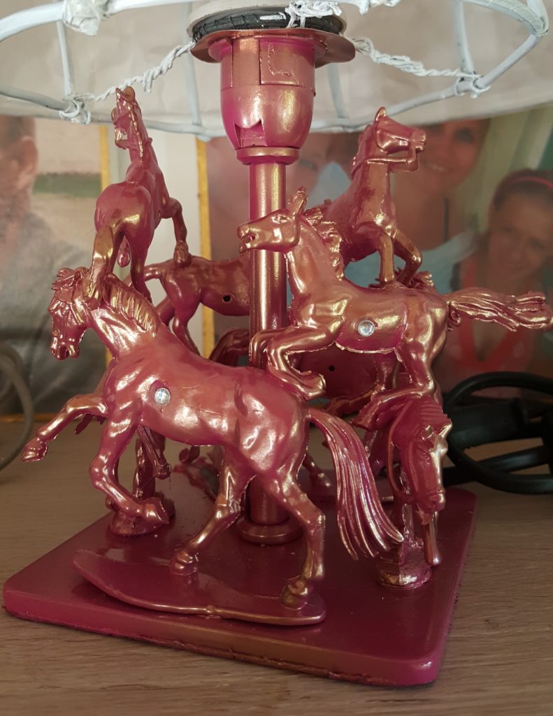 Lampefod EJdesigns hest. Pink og guld
