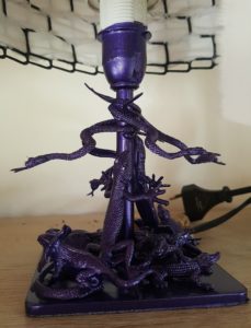Lampefod EJdesigns krybdyr. Metallic lilla